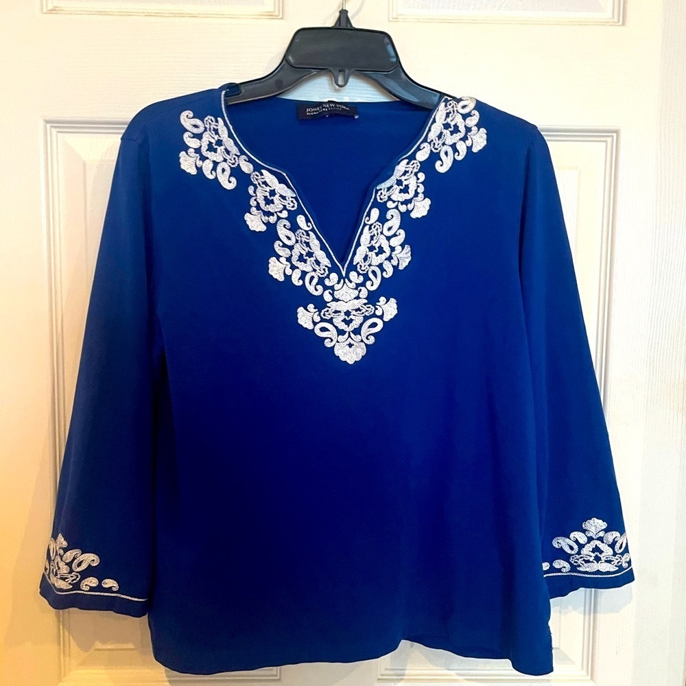 # Beautiful embroidered L petite top